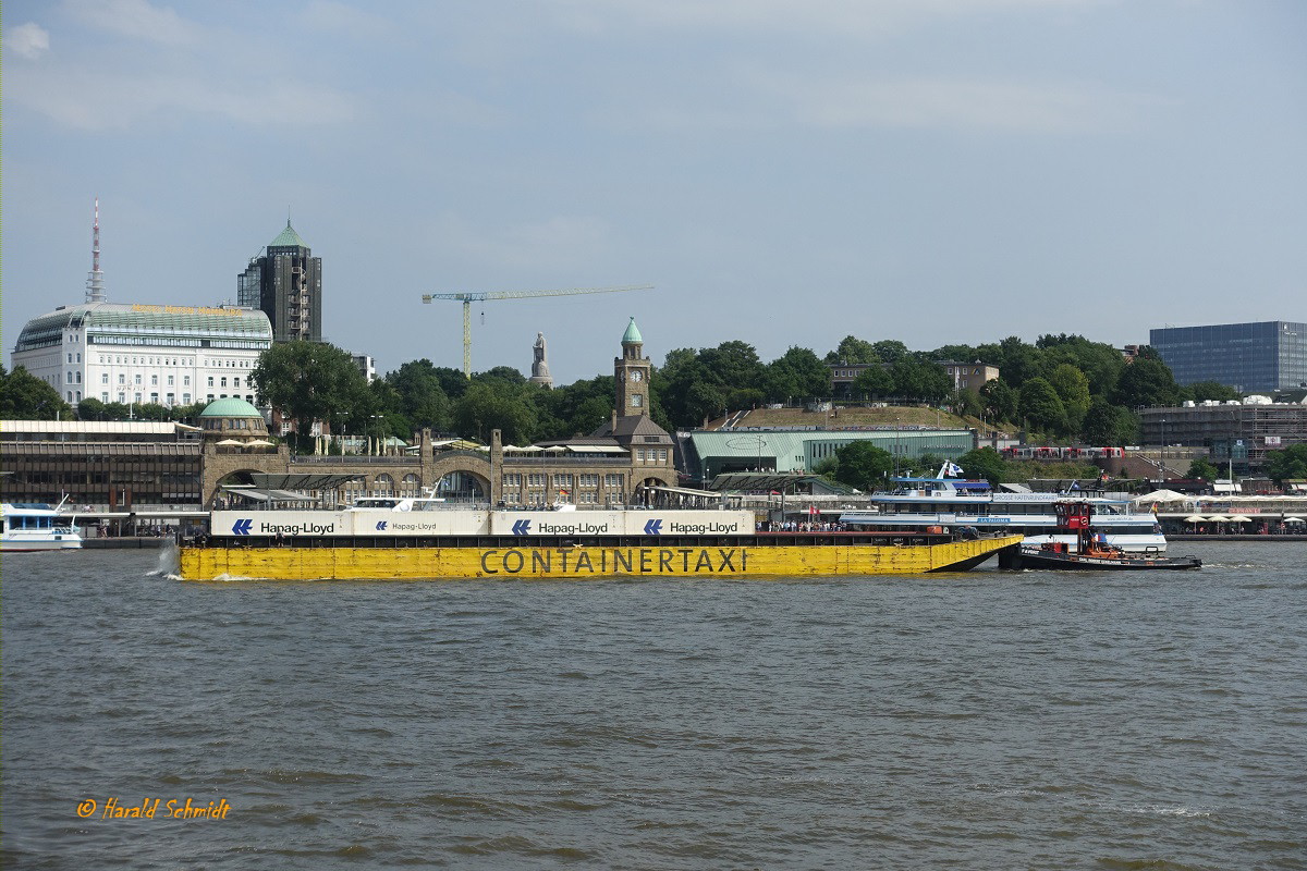 CONTAINERTAXI am 16.7.201, geschoben vom Schubschlepper FAVORIT (ENI 05101290), Hamburg, Elbe, Höhe Landungsbrücken /
Leichter (Barge) ohne Eigenantrieb / Lüa 76,5 m, B 11,4 m, Innenraum: L 64,7 m, B ca. 8 m  / Ladekapazität bis 60 TEU oder 1200 t / Eigner: Eckelmann Gruppe / Dieser Typ wurde entwickelt um u.a. die Straßen im Hafen beim Containertransport zwischen den Terminals zu entlasten. Auch der Verkehr zwischen Häfen z.B. Hamburg – Brunsbüttel kann so kostengünstig und umweltschonend durchgeführt werden.
