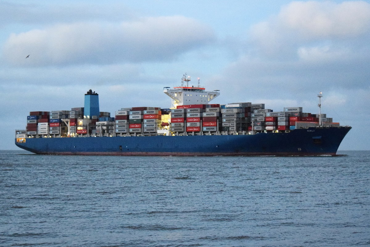 DALI , Containerdchiff , IMO 9697428 , Baujahr 2015 , 299.92 × 48.2m , 10000 TEU , 25.12.2018 , Cuxhaven