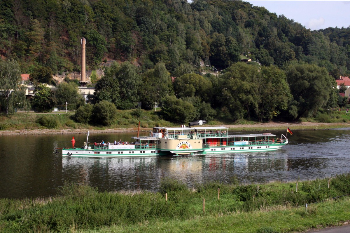 Dampfer  Pirna  hat gerade in Bad Schandau abgelegt und fährt hier am 24.09.2015 mit gekipptem Schornstein auf die erste Brücke in Richtung Dresden zu.