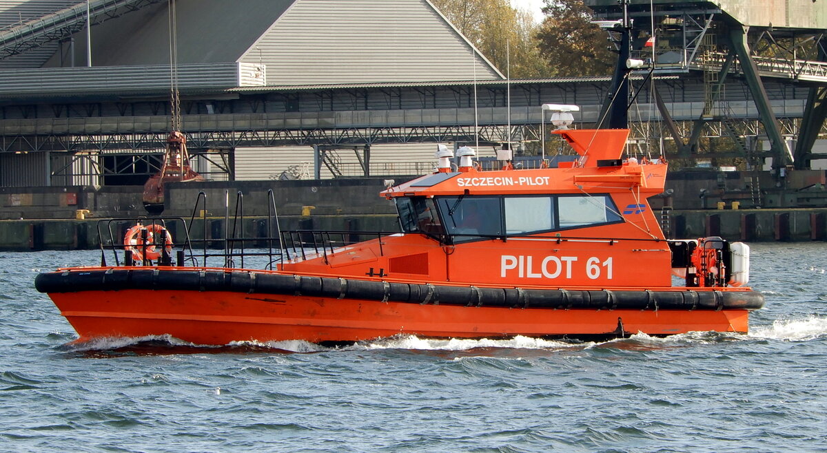 Das 15m lange Lotsenboot PILOT 61 am 10.11.22 in Swinemünde