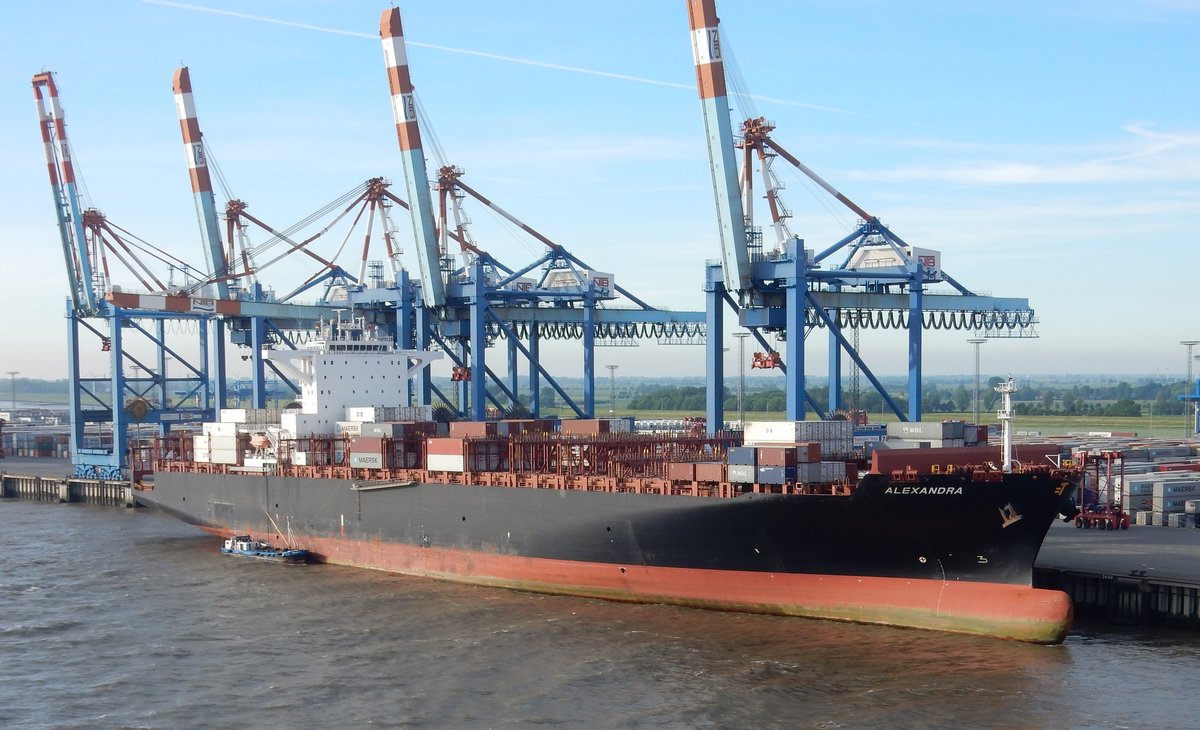 Das 270m lange Containerschiff ALEXANDRA am 28.05.17 in Bremerhaven