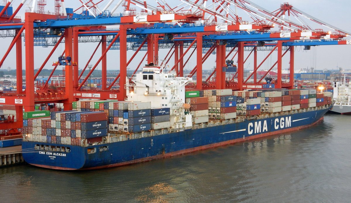 Das 294m lange Containerschiff CMA CGM ALCAZAR am 10.06.19 in Bremerhaven.