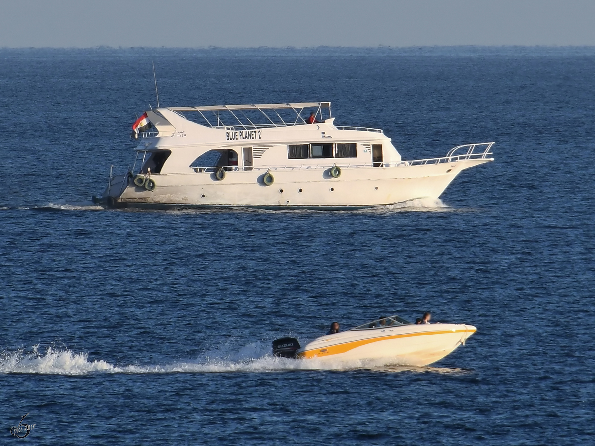 Das Ausflugsboot  Blue Panet 2  und ein Motorboot auf dem Roten Meer. (Scharm El-Scheich, Dezember 2018)