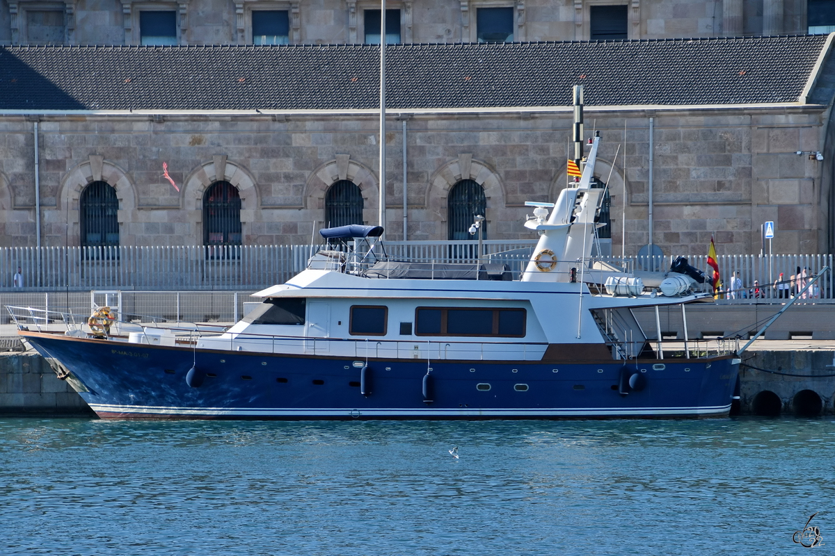Das Ausflugsboot CONSOLAT DE MAR (MMSI: 224102420, 8A-MA-3-01-07) wartet im Hafen von Barcelona auf den nächsten Einsatz. (November 2022)