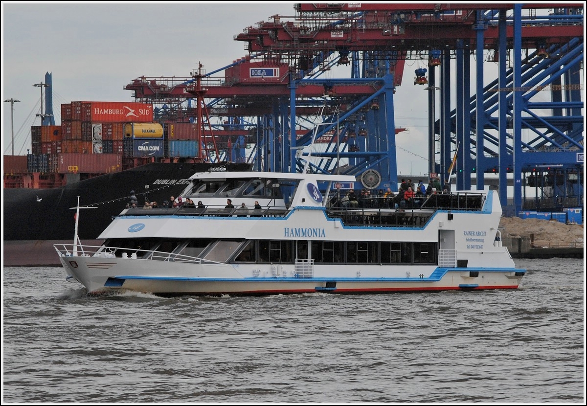 Das Ausflugschiff  HAMMONIA  fotografiert whrend einer groen Hafenrundfahrt.  21.09.2013