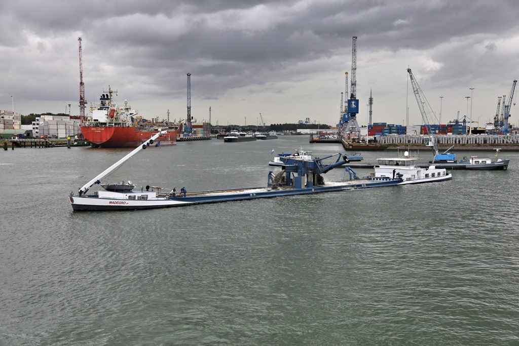 Das Baggerschiff Mandegro war am 5.10.2023 im Rotterdamer Hafen aktiv.