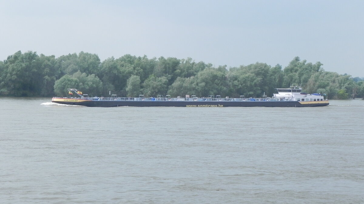 Das belgische Tankschiff  SOMTRANS XV , IMO 1052672, der  Tanker Shipping Company Antwerpen , am 27.07.21 auf dem Rhein bei Emmerich.