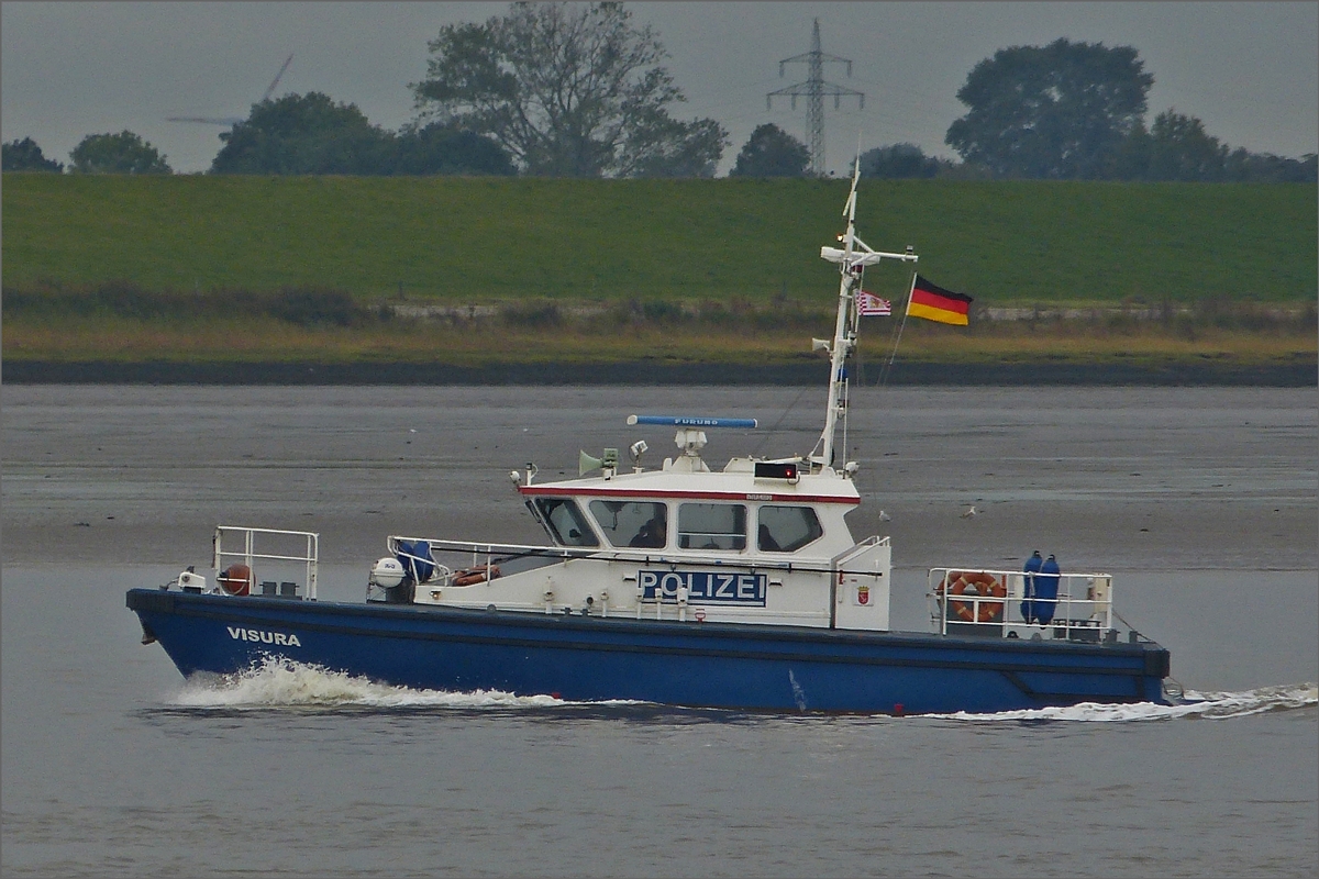 Das Boot „VISURA“ der Wasserschutzpolizei Bremerhaven fährt auf der Weser an Bremerhaven vorbei. 20.09.2019