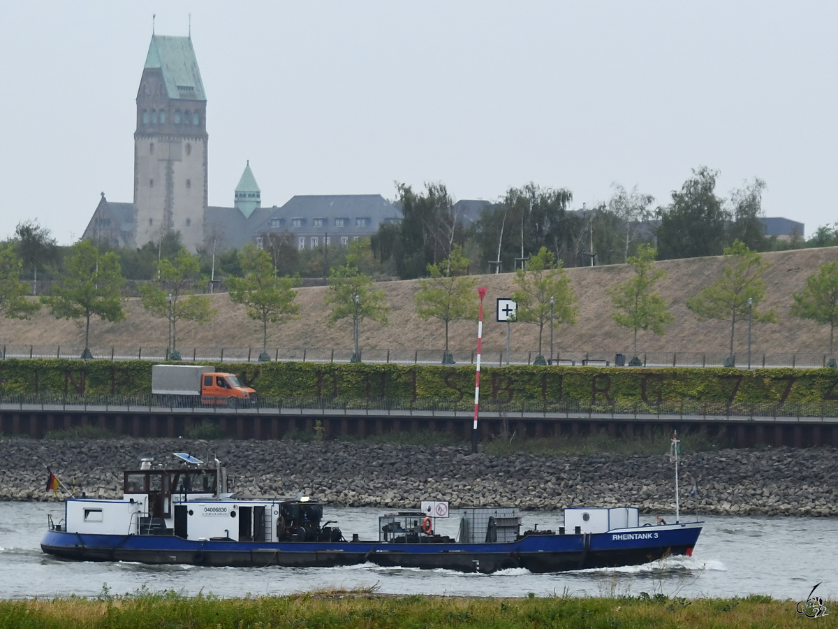 Das Bunkerboot Rheintank 3 (ENI: 04006830) war auf dem Rhein unterwegs. (Duisburg, August 2022)