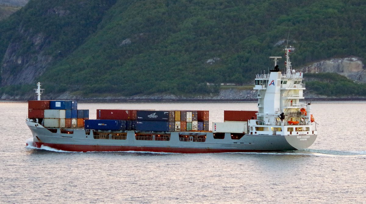 Das Containerschiff NOR FEEDER am 05.09.16 im Trondheimfjord (NOR)