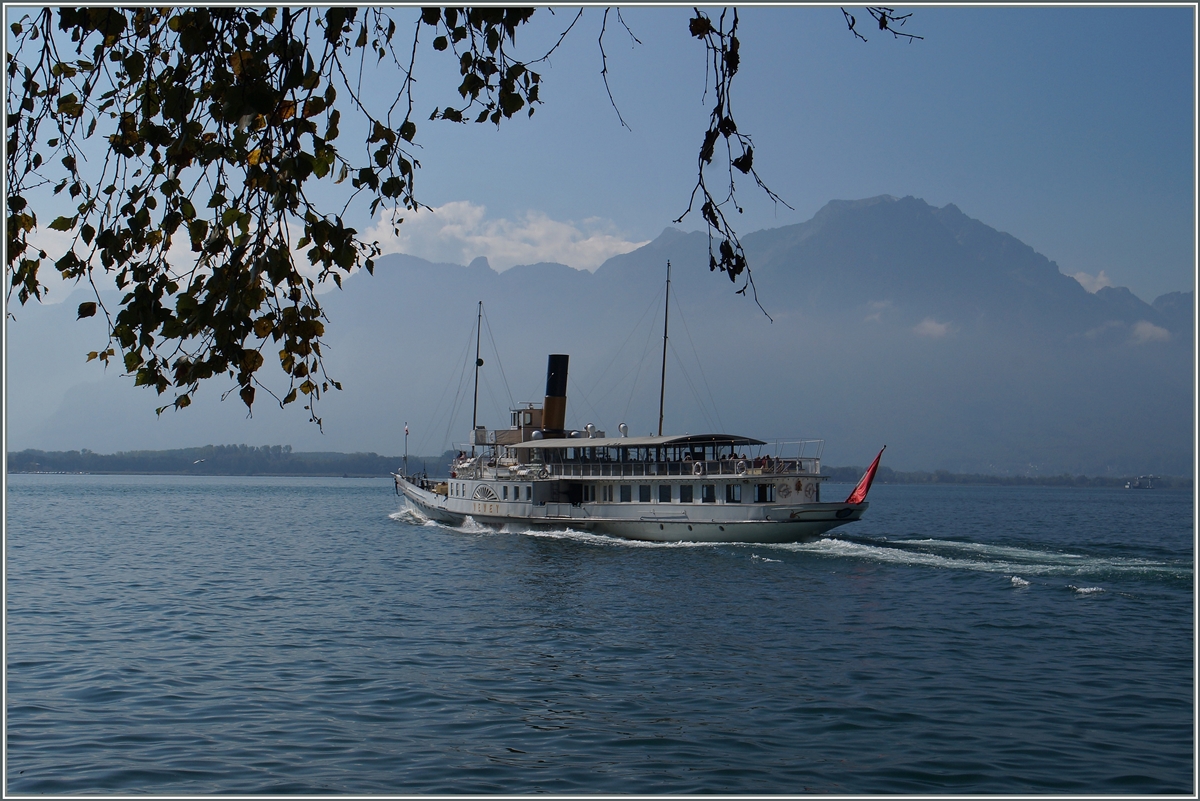 Das Dampfschiff  VEVEY  auf der Fahrt Richtung Montreux; der Fotostandpukt befindet sich auf der Seepromenade von Vevey.
1. Okt. 2015