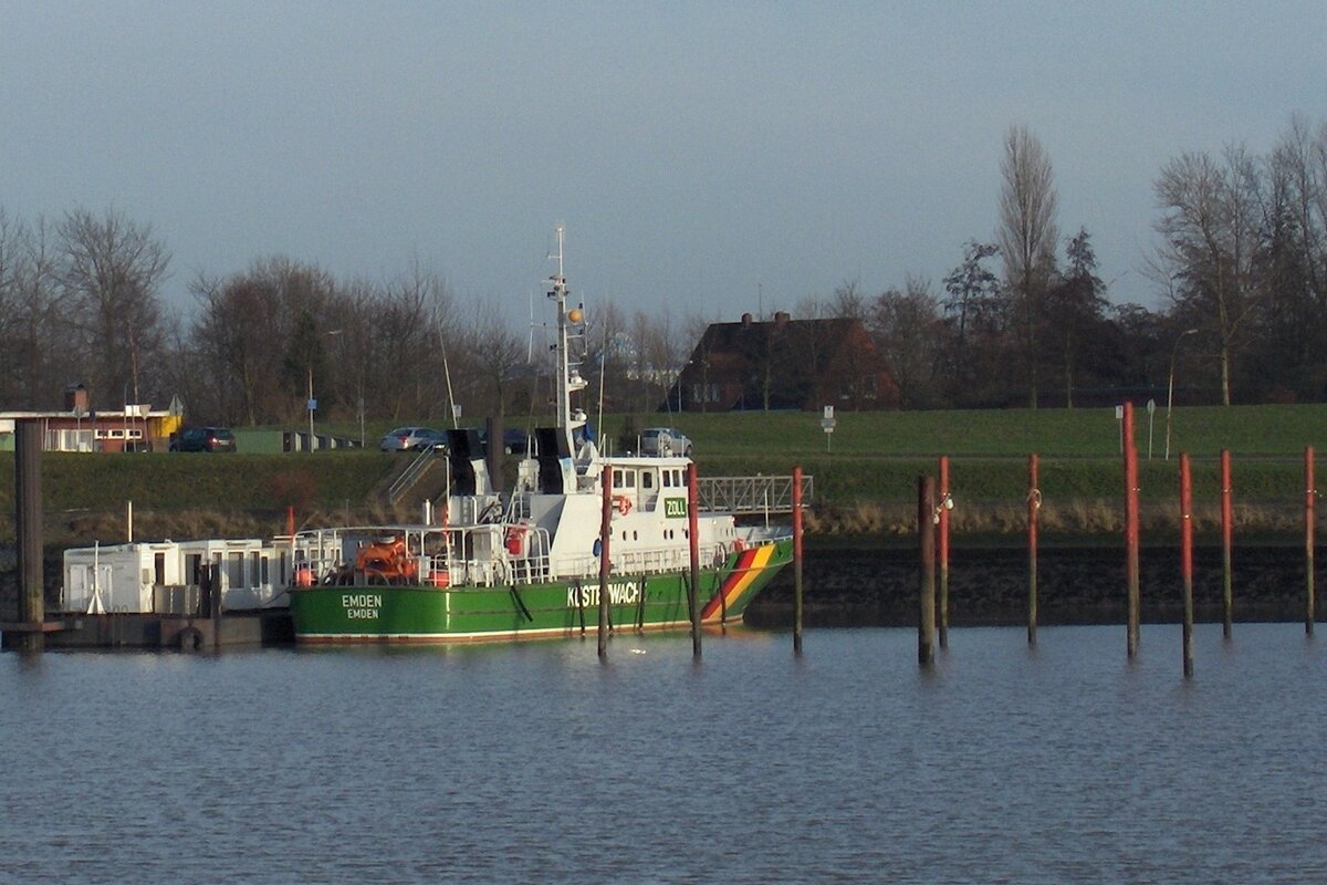 Das deutsche Zollboot  EMDEN , IMO 1232313, am 28.12.2009 im Hafen von Emden.