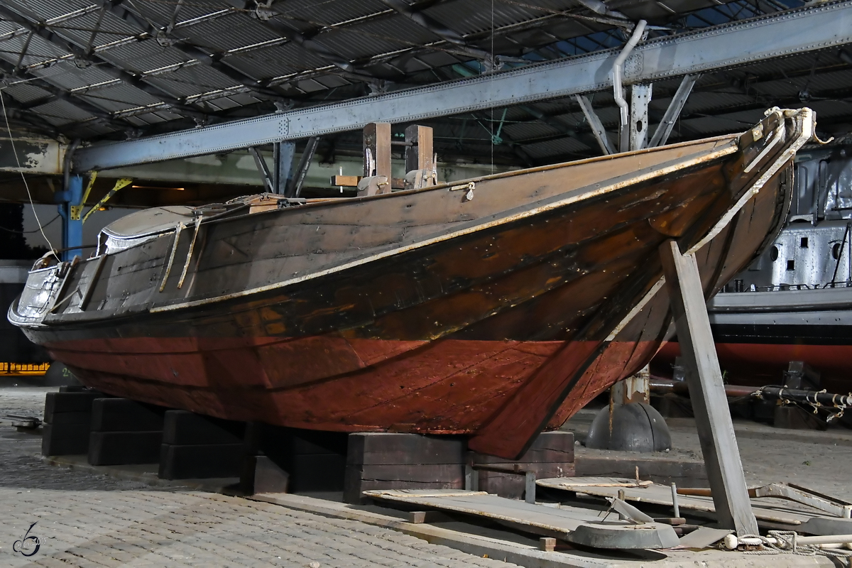 Das eingelagerte Segelschiff  BRU24 , Baujahr 1903 Ende Juli 2018 in Antwerpen. (Aufnahme entstand von einem öffentlichen Fußweg aus)