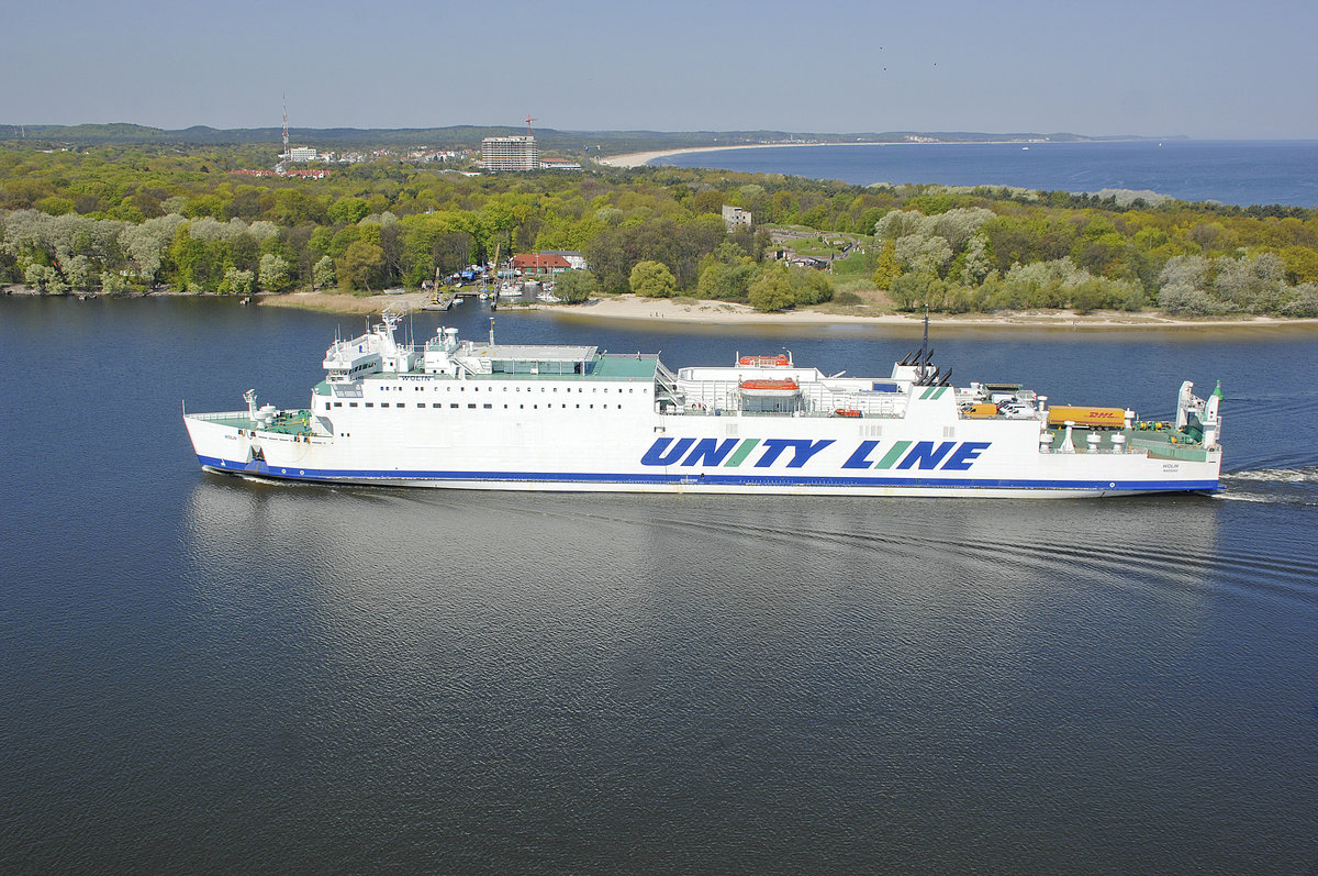 Das Fährschiff »Wolin« der Unity Line auf der Swine von Laternia morska (Leuchtturm Swinemünde) aus gesehen. Aufnahme: 7. Mai 2016.