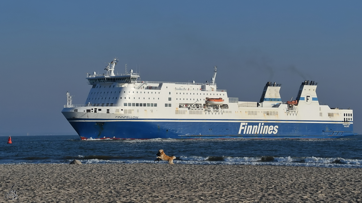 Das Fährschiff FINNFELLOW (IMO: 9145164) kurz vor der Ankunft in Travemünde. (Priwall, März 2022)