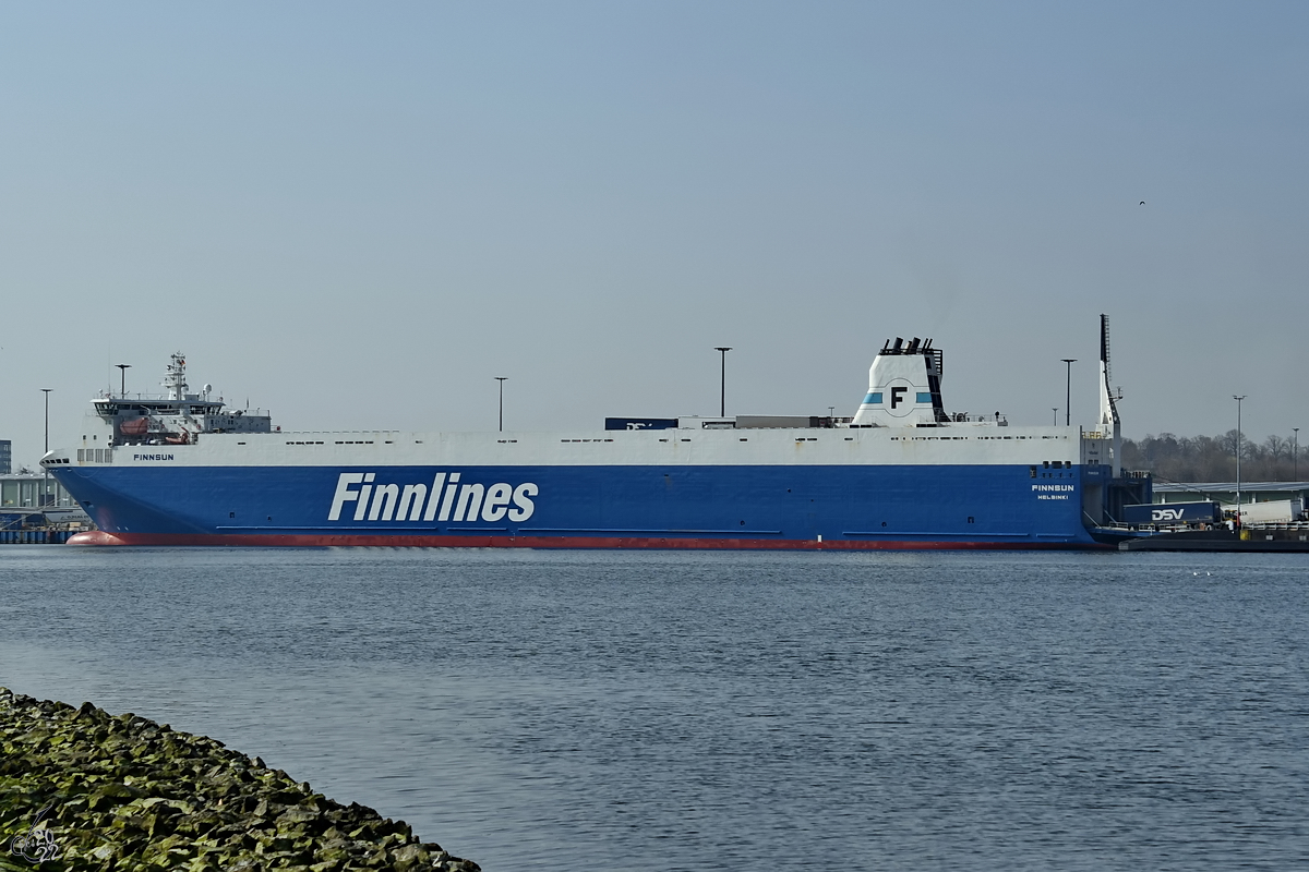 Das Fährschiff FINNSUN (IMO: 9468918) wird gerade in Travemünde entladen. (März 2022)
