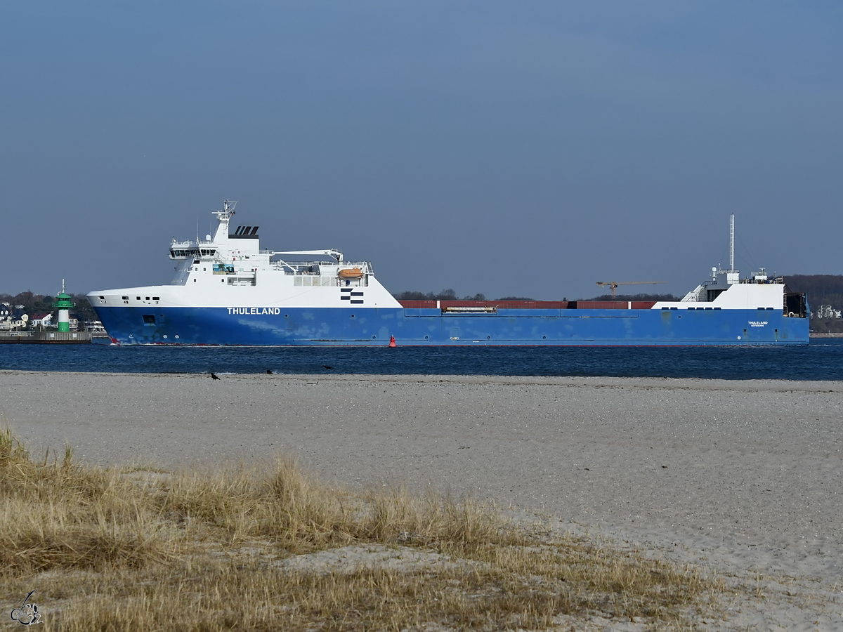 Das Fährschiff THULELAND (IMO: 9343261) bei der Einfahrt in Travemünde. (Priwall, März 2022)