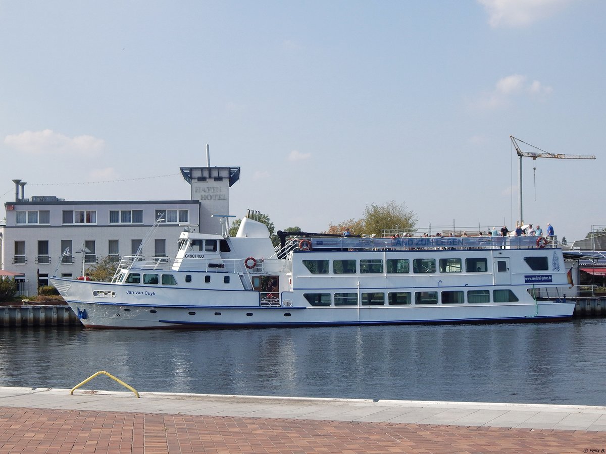 Das Fahrgastschiff  Jan van Guyk  im Stadthafen von Ueckermünde am 31.09.2019