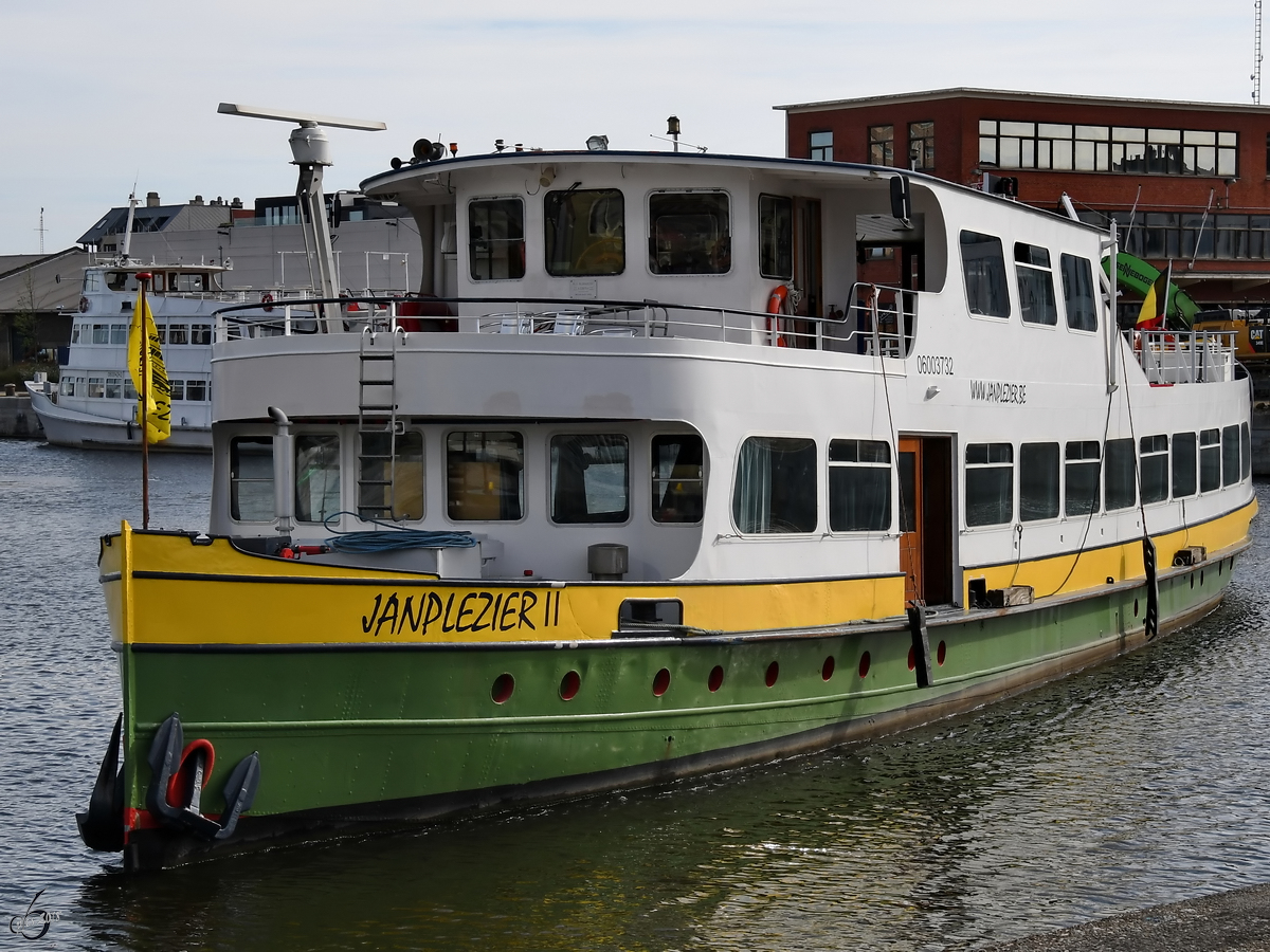Das Fahrgastschiff  Janplezier II  (06003732) Ende Juli 2018 im Kattendijkdok Antwerpen.