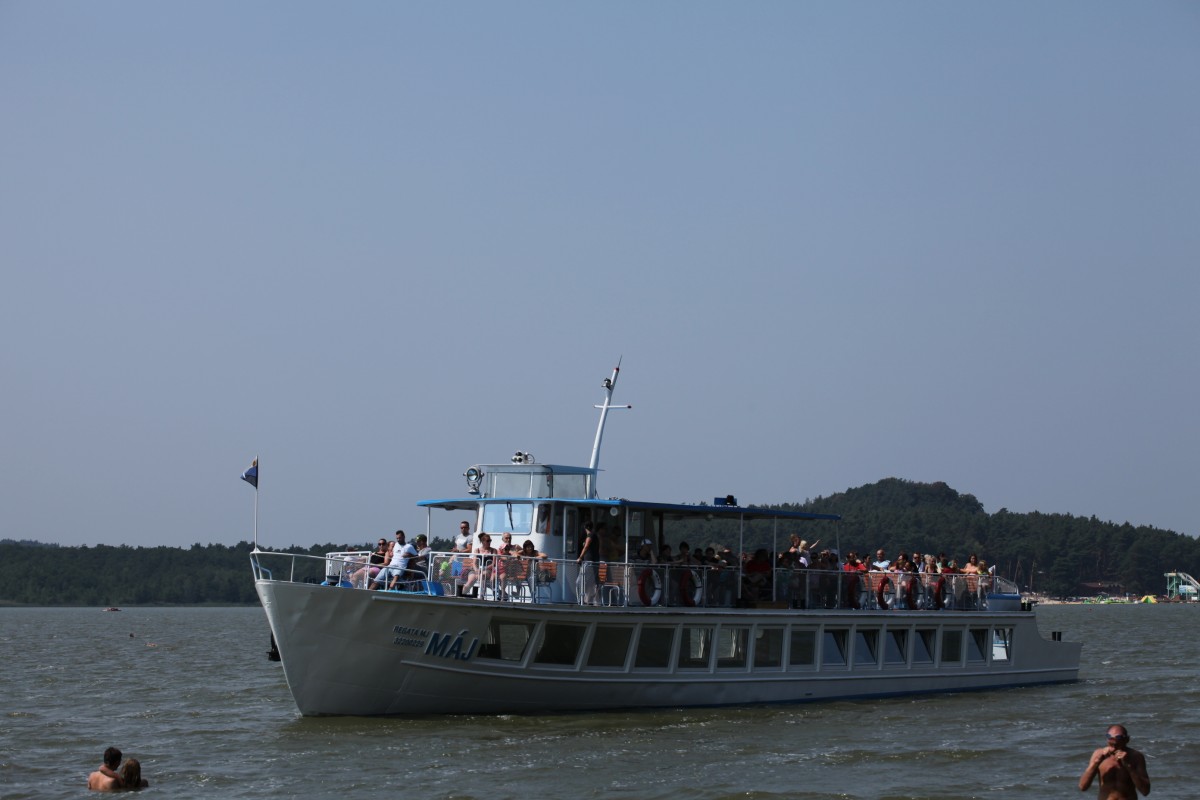 Das Fahrgastschiff Maj auf dem Macha See bei Doksy, beheimatet in Decin.