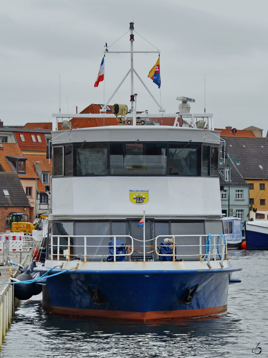 Das Fahrgastschiff MS MECKLENBURG (ENI: 05116240) ist hier im Hafen von Wismar zu sehen. (April 2024)
