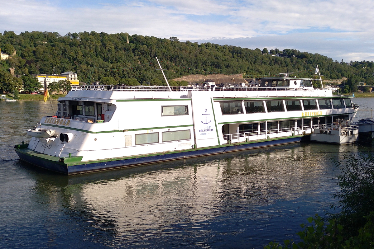 Das Fahrgastschiff RHEINGOLD (ENI: 04306590) der Rheinschifffahrt Hölzenbein an seinem Anleger am Rhein in Koblenz. Aufnahmedatum: 14.08.2023.