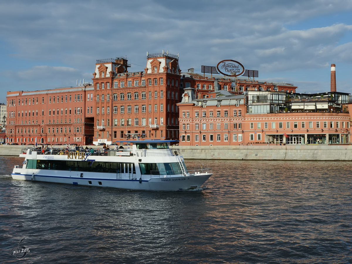 Das Fahrgastschiff River Lounge auf der Moskwa (Moskau, Mai 2016)
