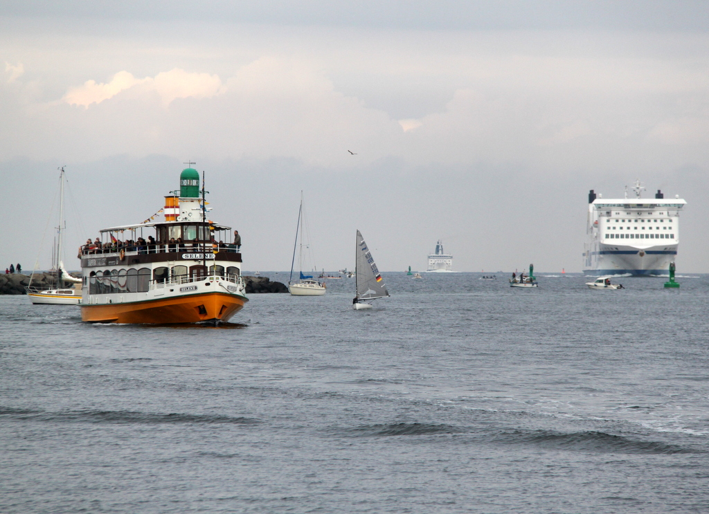 Das Fahrgastschiffe Selene machte am 19.09.2015 Ihre Hafenrundfahrt von Warnemnde aus wrend recht´s die Nils Holgersson und Kronprins Frederink ankamen.