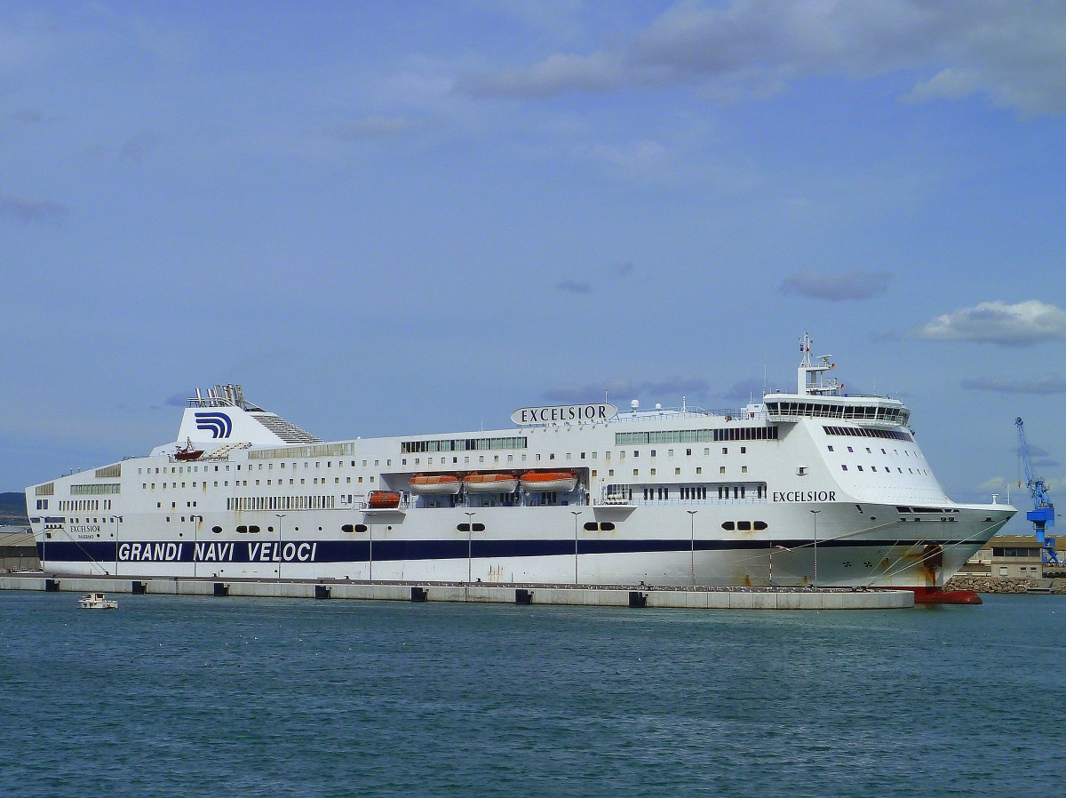 Das Ferryboot  Excelsior  der Grandi Navi Veloci im Hafen von Sète. 14.09.2015