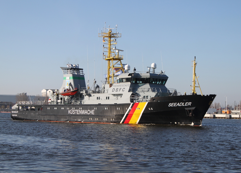 Das Fischereischutzboot Seeadler beim Auslaufen in Warnemünde.08.04.2018