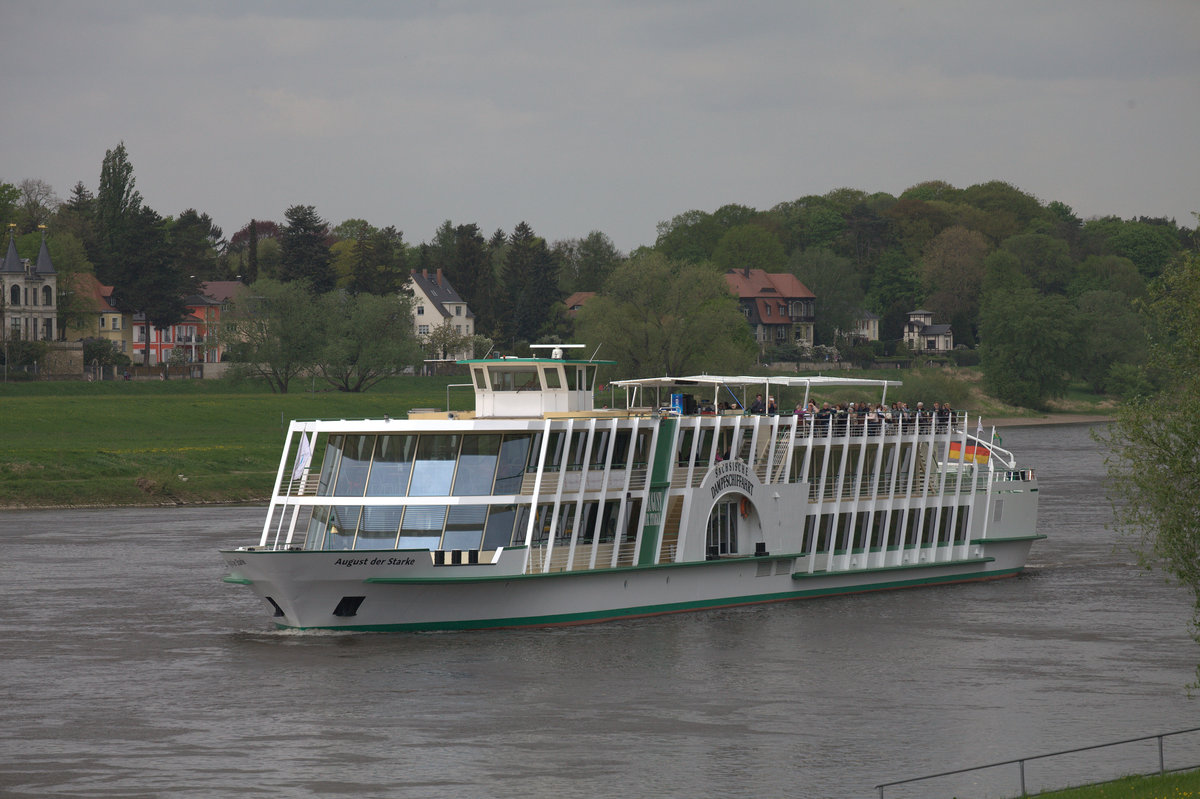 Das Flagschiff der Sächsischen Fahrgastschiffahrt  August der Starke  passiert die Fährstelle Pillnitz. 25.04.2018 11:44 Uhr.