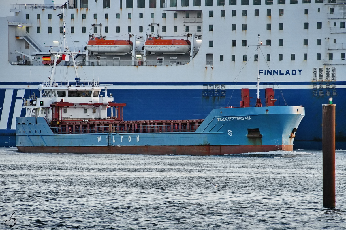 Das Frachtschiff WILSON ROTTERDAM (IMO: 9557381) macht sich auf den Weg in die Ostsee. (Travemünde, April 2023)