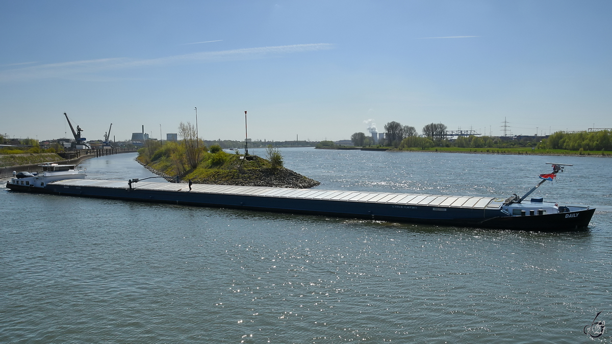 Das Gütermotorschiff DAILY (ENI: 02329306) verlässt Mitte April 2021 den Südhafen in Duisburg.
