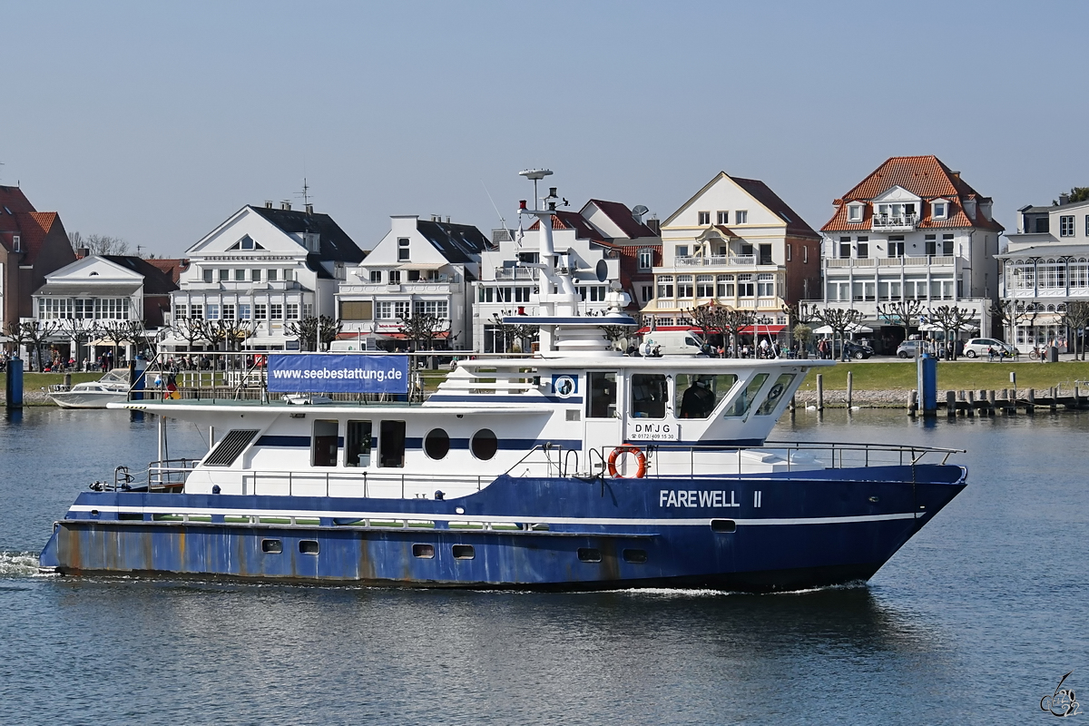 Das hauptsächlich für See-Bestattungen verwendete Schiff FAREWELL II ist hier Ende März 2022 in Travemünde zu sehen.