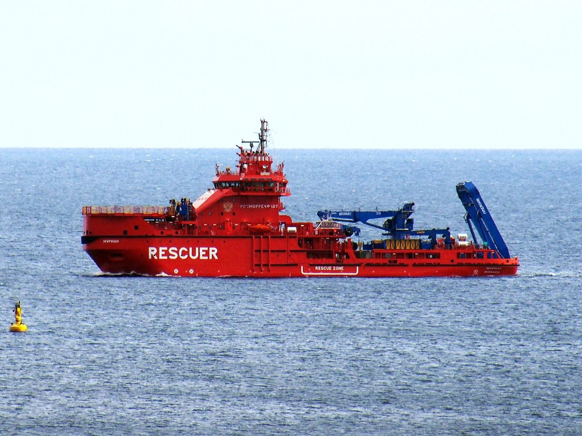 Das hochspezialisierte Rettungsschiff MURMAN wurde im Auftrag des russischen Transportministeriums von Nordic Yards in Wismar gebaut und dort am 19. Februar 2015 getauft. Ab Frühjahr 2016 soll es vom russischen Seenotrettungsdienst für Patrouillen- und Rettungseinsätze in den arktischen Gewässern rund um Murmansk verwendet werden. Das High-Tech-Schiff ist vielseitig einsetzbar. Konzipiert als eisbrechendes Feuerlösch-und Ölbekämpfungsschiff eignet es sich auch für Bergungs- und Notschleppdienste oder für Untersuchungen des Meeresbodens bis zu 1000 m Tiefe. Zudem verfügt das 88 m lange Schiff über einen Hubschrauberlandeplatz und ein Bordhospital. Es hat bis zu 38 Mann Besatzung. (20. September 2015 vor Sassnitz)