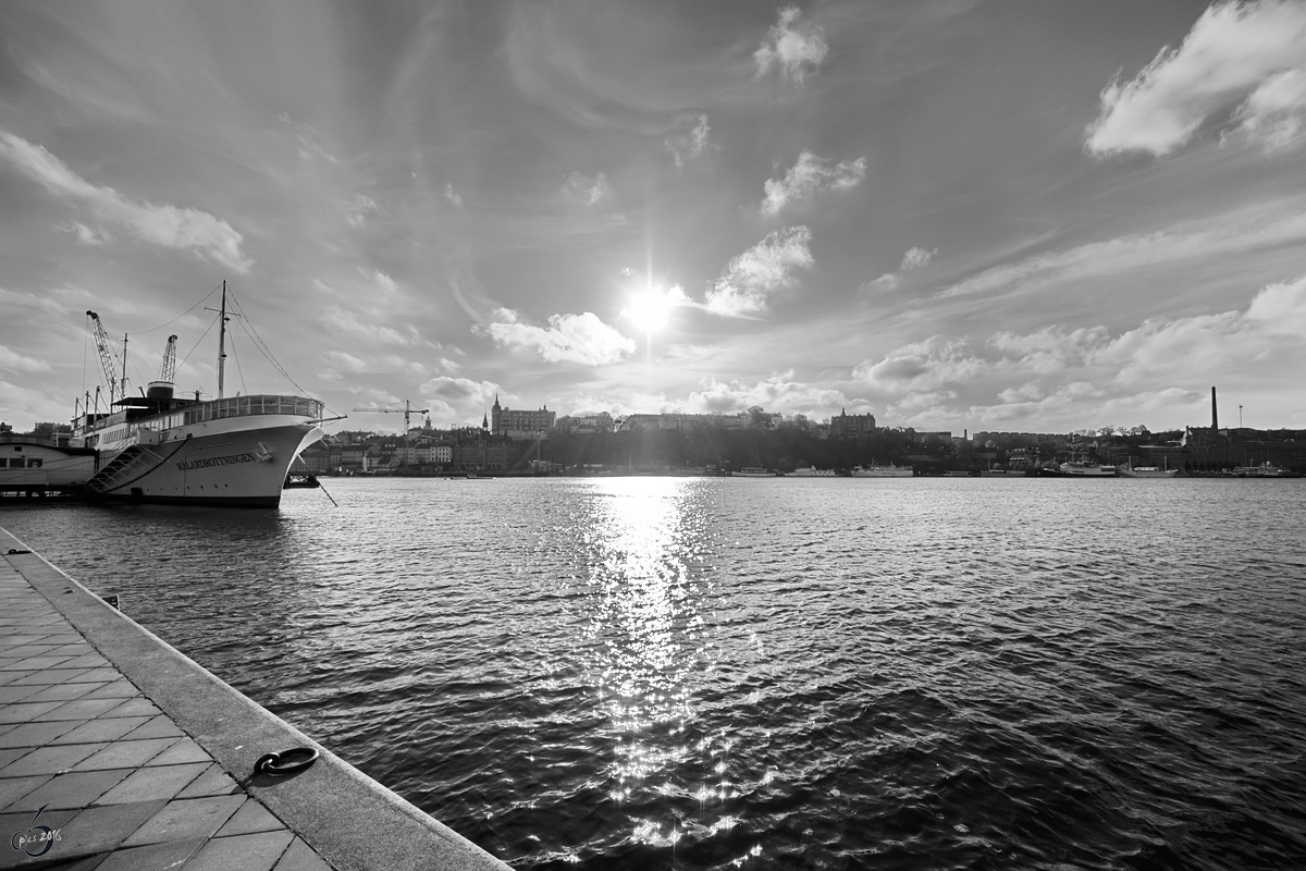 Das Hotelschiff  Mälardrottningen  ankert dauerhaft im Riddarfjärden in Stockholm. (Oktober 2011)