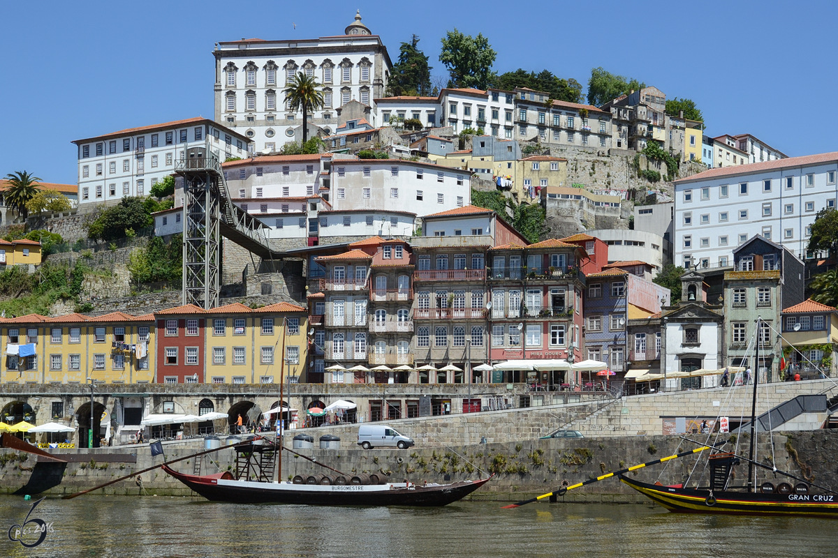Das klassische Rabelo-Boot  Burgomestre  zum Transport von Weinfässern in Porto (Mai 2013)