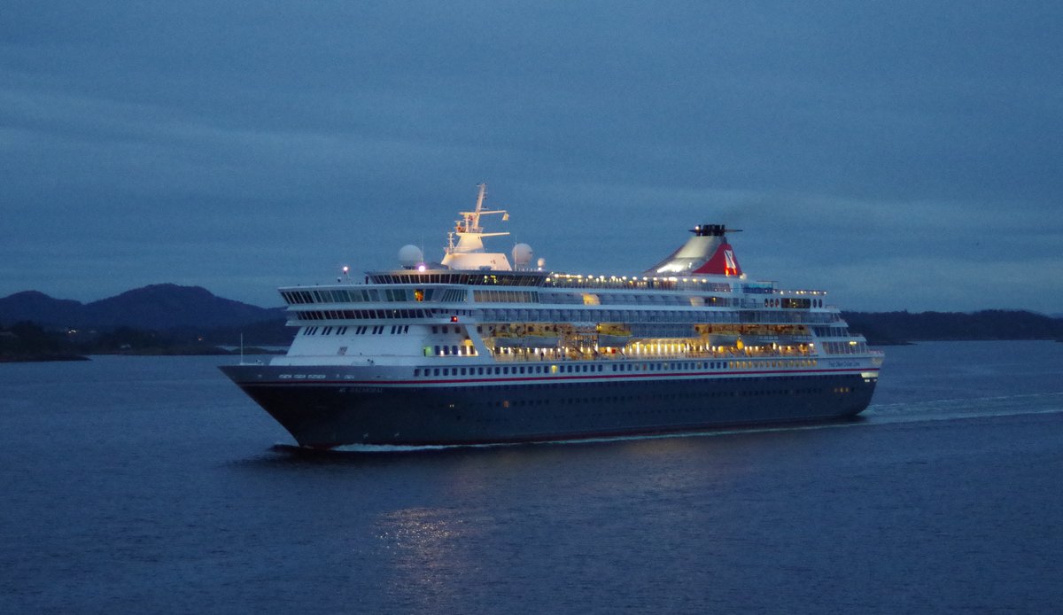 Das Kreuzfahrtschiff BALMORAL am Abend des 07.09.16 kurz vor Bergen (NOR)