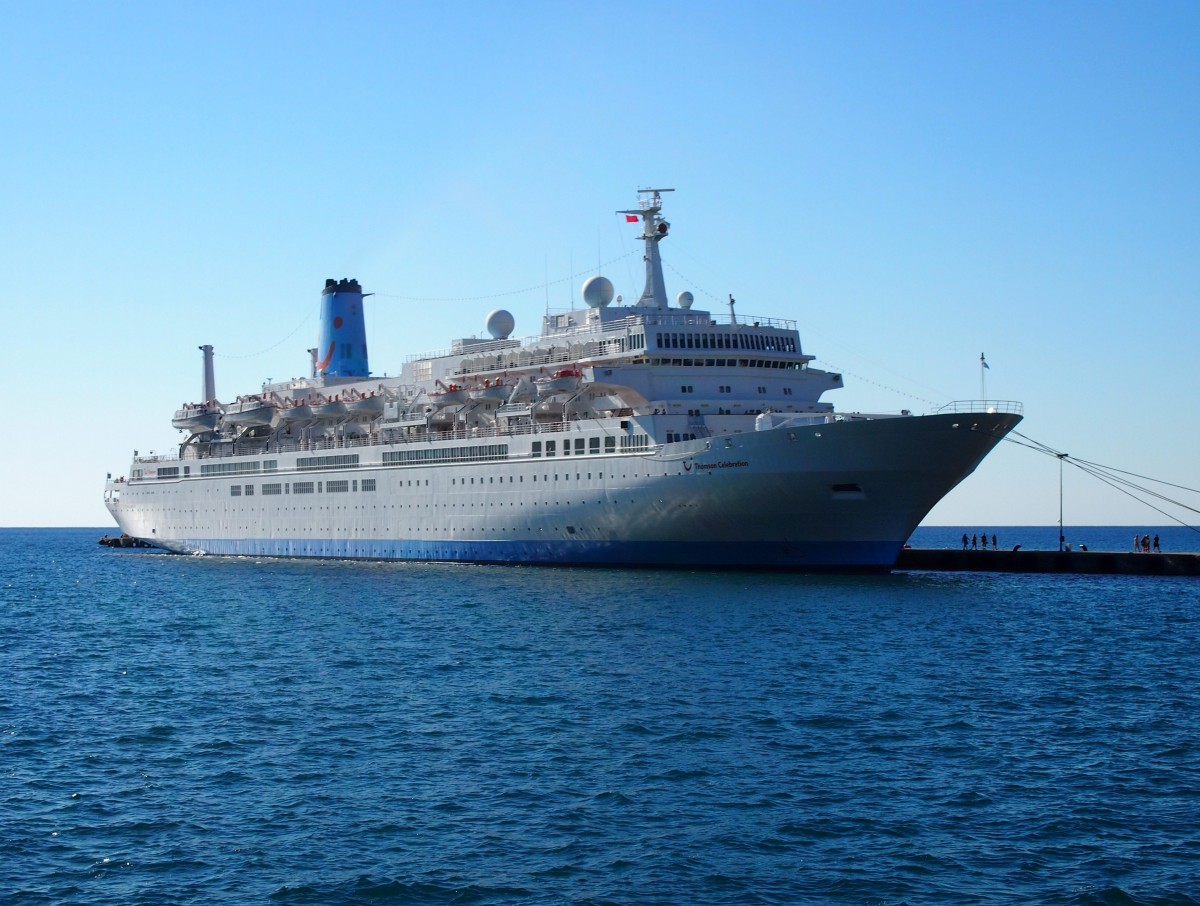 Das Kreuzfahrtschiff  Thomson Celebration  (IMO: 8027298, 217m, Flagge: Malta, Baujahre 1984)am 21.09.2014 im Hafen Alanya / Türkei.