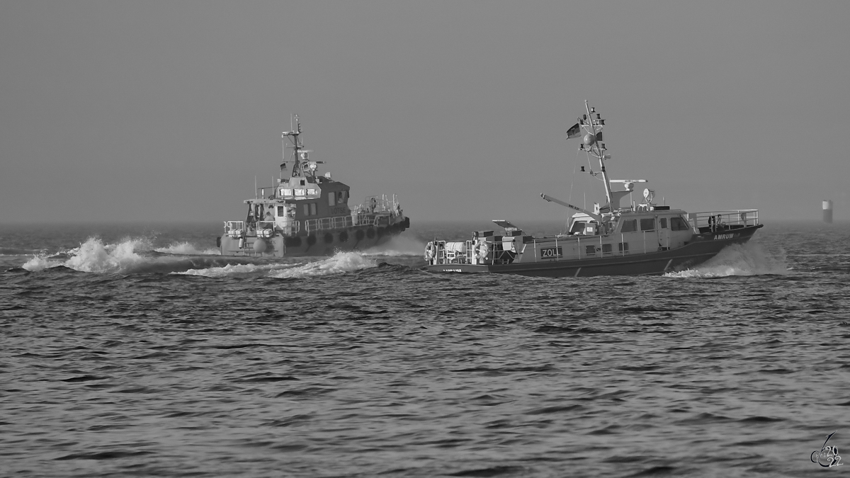 Das Lotsenboot BÜLK (MMSI: 211224270) und das Zollboot AMRUM (MMSI: 211256440) machen sich auf den Weg in die Ostsee. (Priwall, März 2022)
