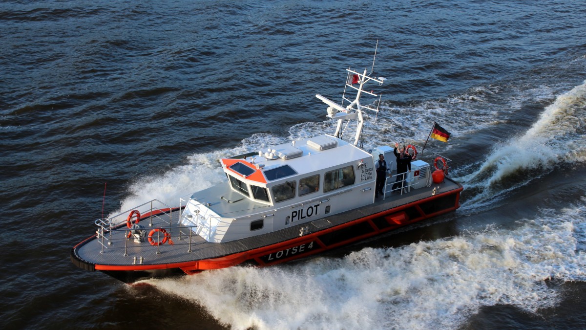 Das Lotsenschiff Lotse 4 am 12.05.2013 auf der Elbe.