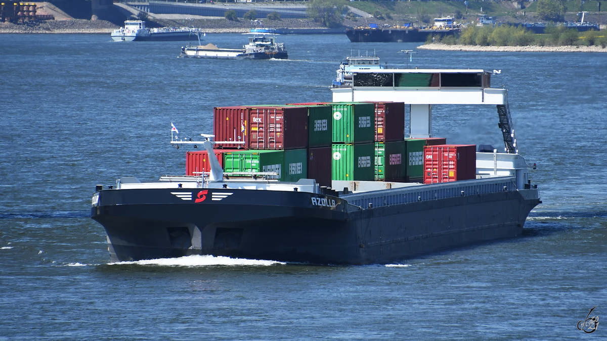 Das mit Containern beladene Gütermotorschiff AZOLLA (ENI: 02329306), welches Anfang April 2021 auf dem Rhein unterwegs war.