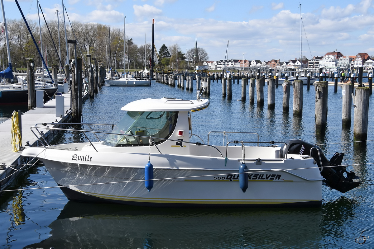 Das Motorboot  Qualle  Anfang April 2019 in Travemünde.