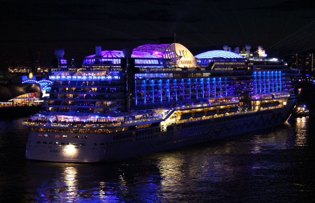 Das ist nicht AIDAblu sondern AIDA in blue. Die AIDAprima in gigantischer Beleuchtung, angelehnt an das Thema  Blueport , zur Schiffsparade anläßlich der  Hamburg Cruise Days  am 09.09.2017 im Hamburger Hafen.