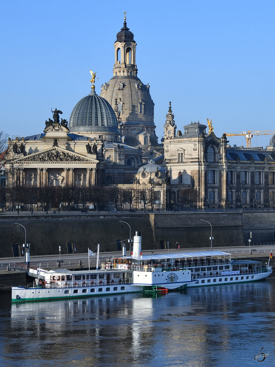 Das Raddampfschiff  Leipzig  im April 2018 vor der Altstadtkulisse in Dresden. 