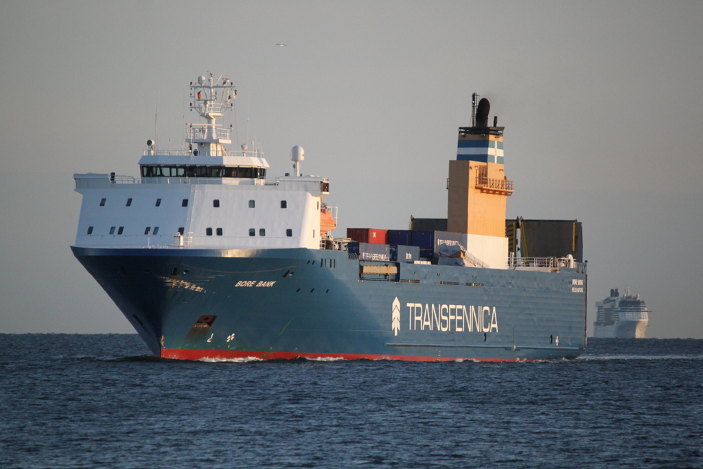 Das Ro-Ro Cargo Schiff Bore Bank der Reederei Transfennica auf ihrem Seeweg von Kotka nach Lübeck via Rostock beim Einlaufen um 05:37 Uhr in Warnemünde.30.05.2019