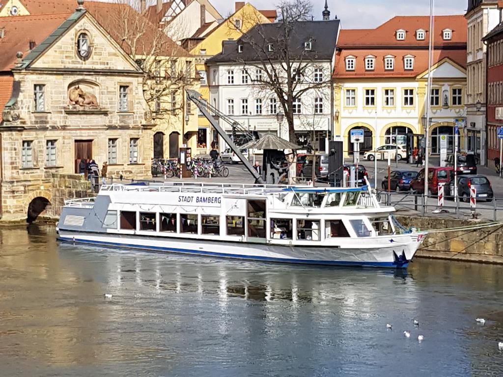 Das Rundfahrtschiff STADT BAMBERG lag am 26.2.2018 am Ufer der Regnitz nahe der Fleischhalle in Bamberg.