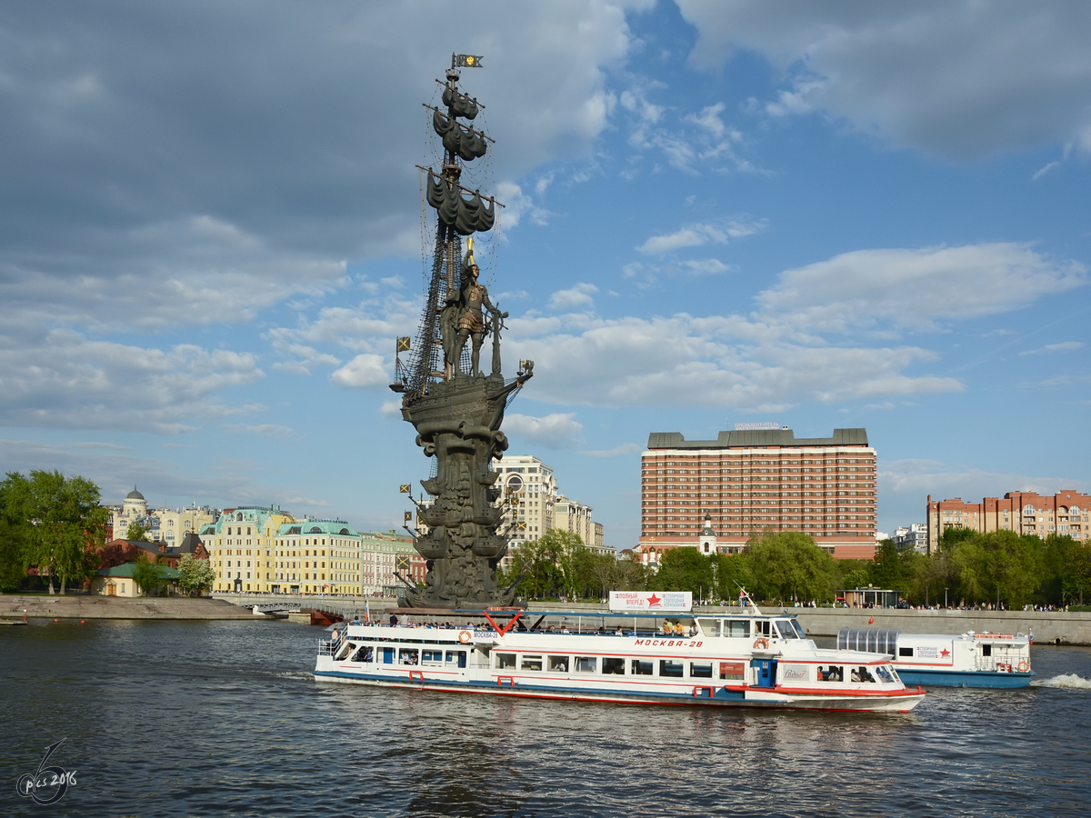 Das Schiff  Moskva-28  vor dem Denkmal für den russischen Zaren Peter I. (Moskau, Mai 2016)