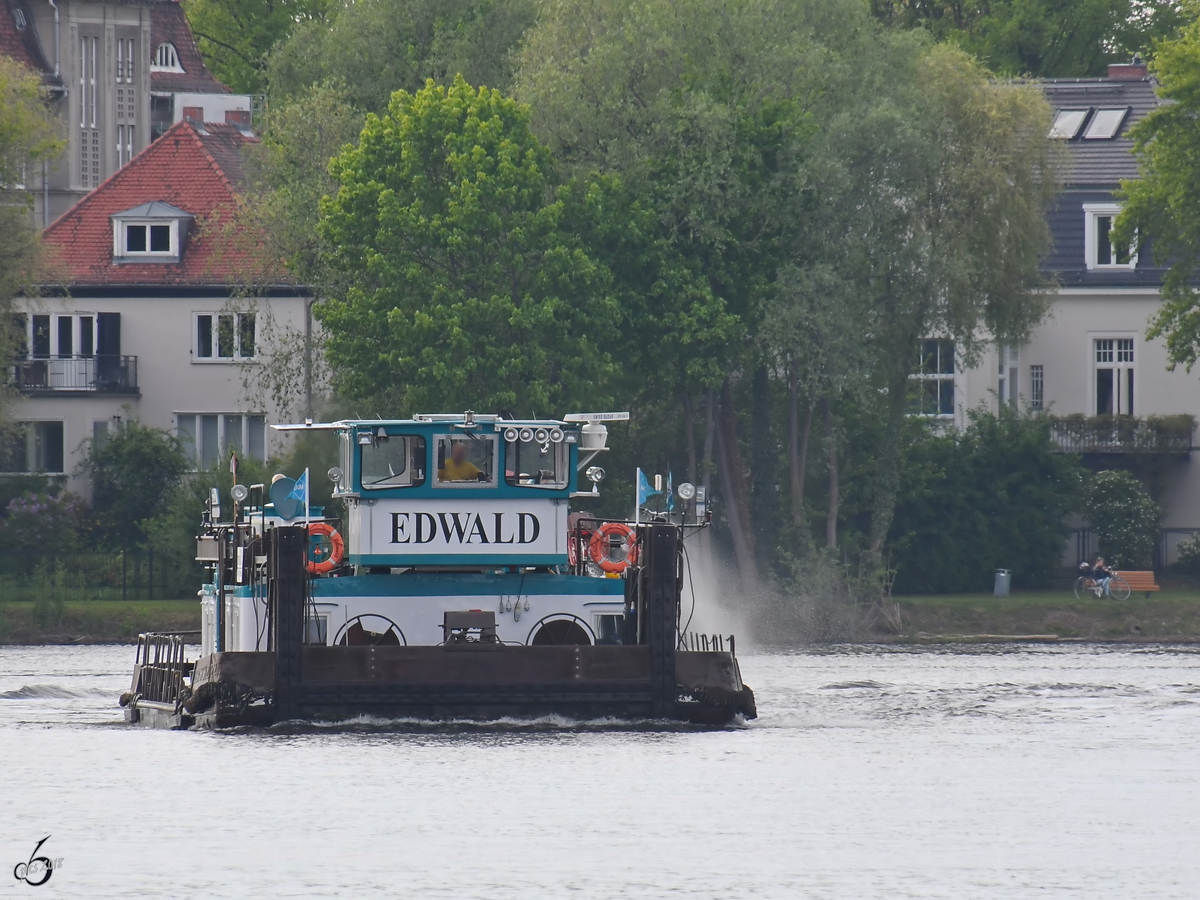 Das Schubboot EDWALD (05602420) auf dem Weg zum Teltowkanal. (Berlin, April 2018)