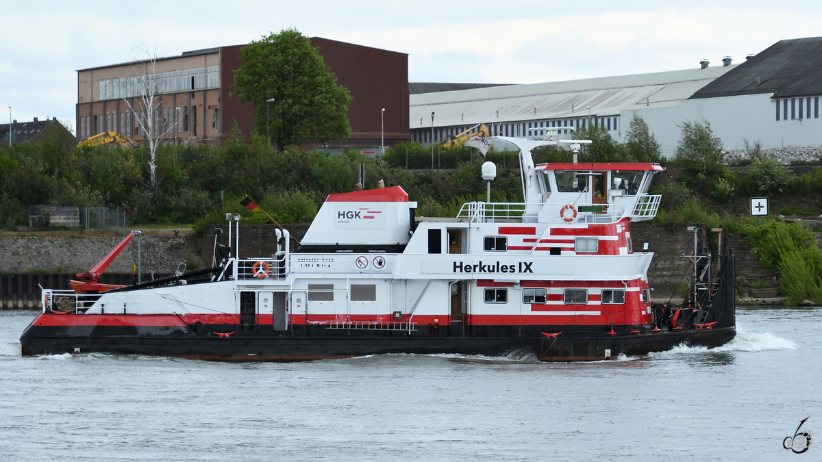 Das Schubboot HERKULES IX (ENI: 02318467) ist solo auf dem Rhein unterwegs. (​Duisburg, Mai 2021)